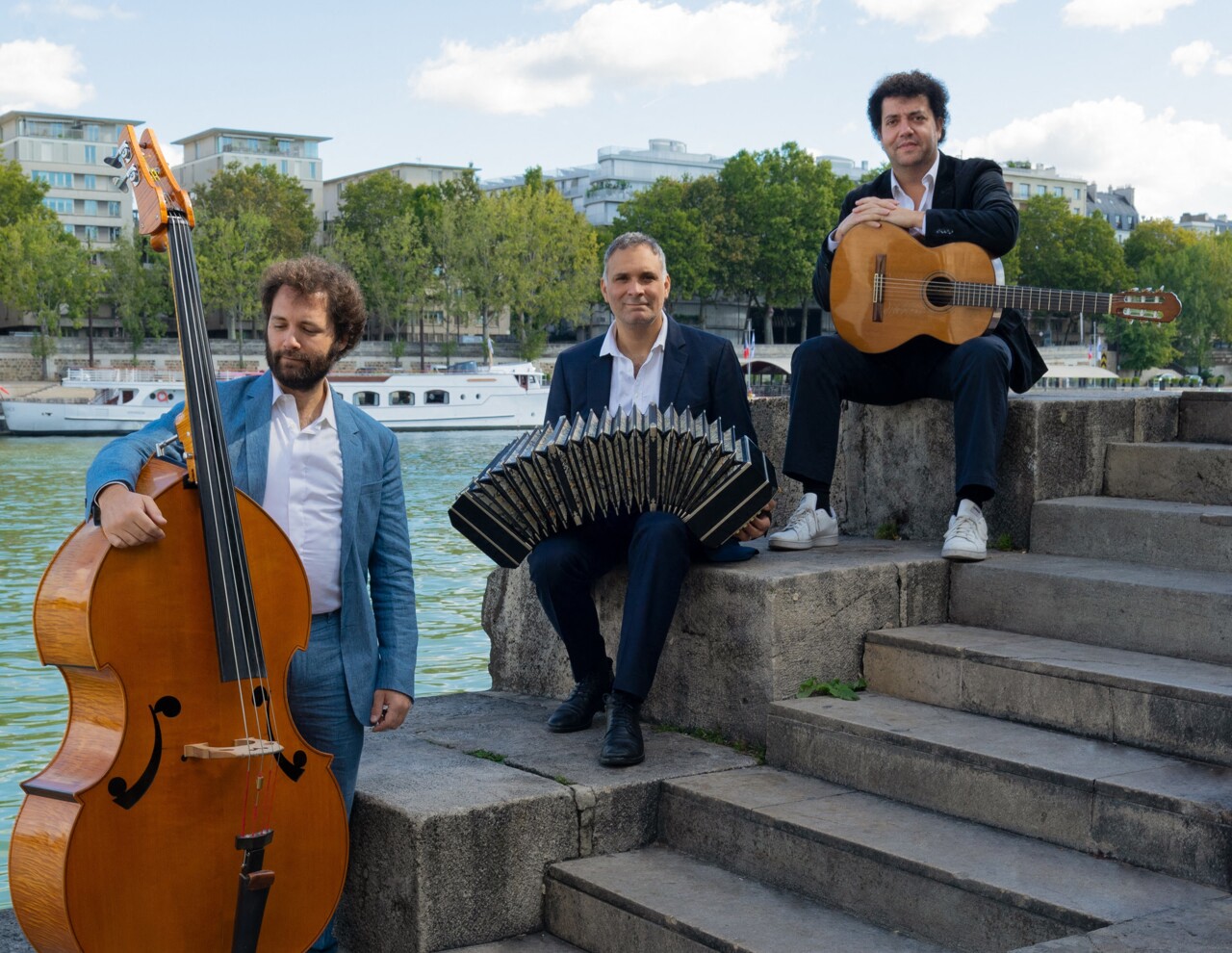 Les musicales de Saint-Victor. Saison 2026. Groupe KALISTRIO. « Viaggio » KALISTRIO est la rencontre entre le bandonéoniste argentin Victor Hugo Villena, le contrebassiste virtuose Rémy Yulzari, spécialiste des musiques juives (Klezmer et Judéo espagnole) et le guitariste éclectique espagnol Oriol Martinez Codinachs. Concert à Saint-Victor en Ardèche.